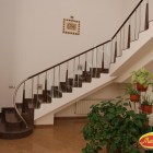 Красивая монолитная лестница изготовленная "Маэстро"